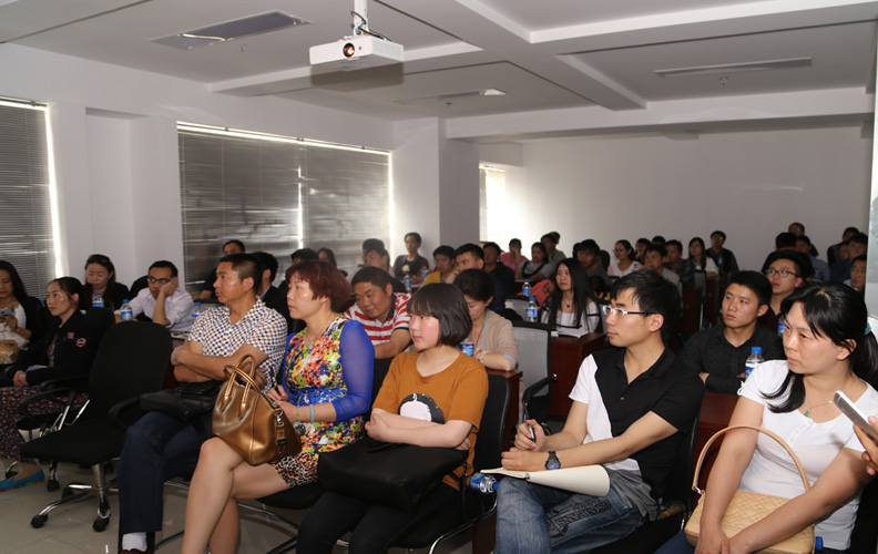 2015年4月18日，云南天度集團天貓?zhí)詫氝\營沙龍在云紡國際商廈A座18樓舉行，全國知名淘寶運營人士現(xiàn)場進行了分享和講解，數(shù)十名淘寶及天貓店主參加了本次沙龍，場面異?；鸨?，連走廊都坐滿了人