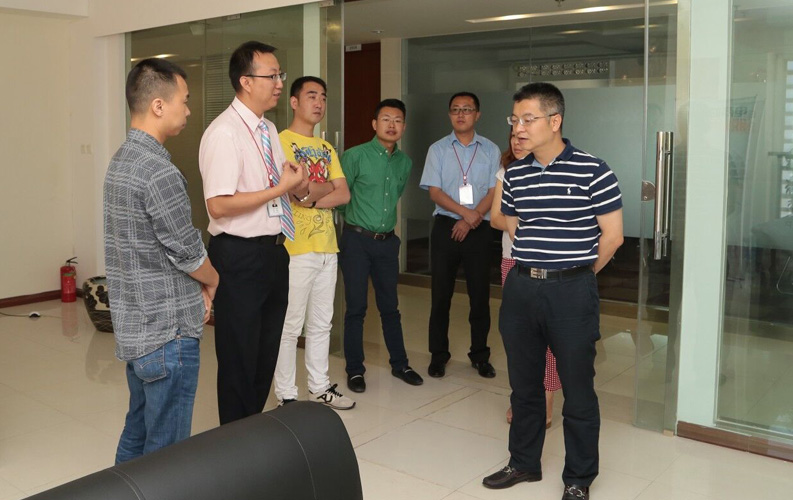 重慶市渝北區(qū)人民政府相關(guān)領(lǐng)導(dǎo)蒞臨云南天度集團(tuán)考察，雙方將于近日簽訂投資合同，天度集團(tuán)將在重慶投資設(shè)立控股子公司-重慶天度網(wǎng)絡(luò)信息技術(shù)有限公司，并建立200人規(guī)模的專業(yè)技術(shù)研發(fā)基地，此后將大大增強(qiáng)天度技術(shù)研發(fā)實力和公司綜合優(yōu)勢