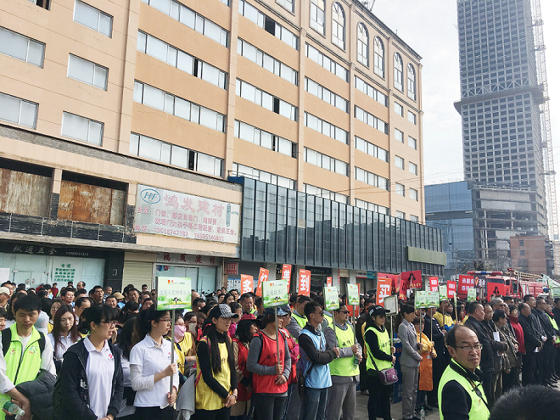 2017年3月5日，是我國(guó)第54個(gè)學(xué)雷鋒紀(jì)念日。3月份的春天萬(wàn)物復(fù)蘇，百花齊放。陽(yáng)光透過(guò)淡薄的云層照耀著大地，它的萬(wàn)道金光愉快地普照著萬(wàn)物。春風(fēng)拂面,是那么清柔,那么親切,就像是雷鋒的精神一直溫暖著、鼓舞著我們!